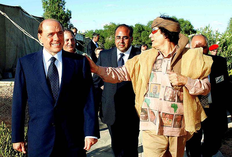 «Вы видели конституции стран мира? Они смешны, скандальны. Какие-то люди написали книгу и навязывают ее обществу. А потом с легкостью изменяют ее много раз в соответствии с потребностями правителей»&lt;br>На фото: Муаммар Каддафи (справа) и премьер-министр Италии Сильвио Берлускони. Сирт, 2004