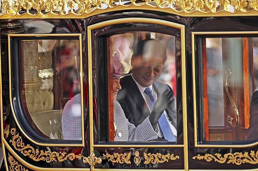 Лондон, Великобритания. Королева Елизавета II и президент КНР Си Цзиньпин во время поездки в карете в Букингемский дворец