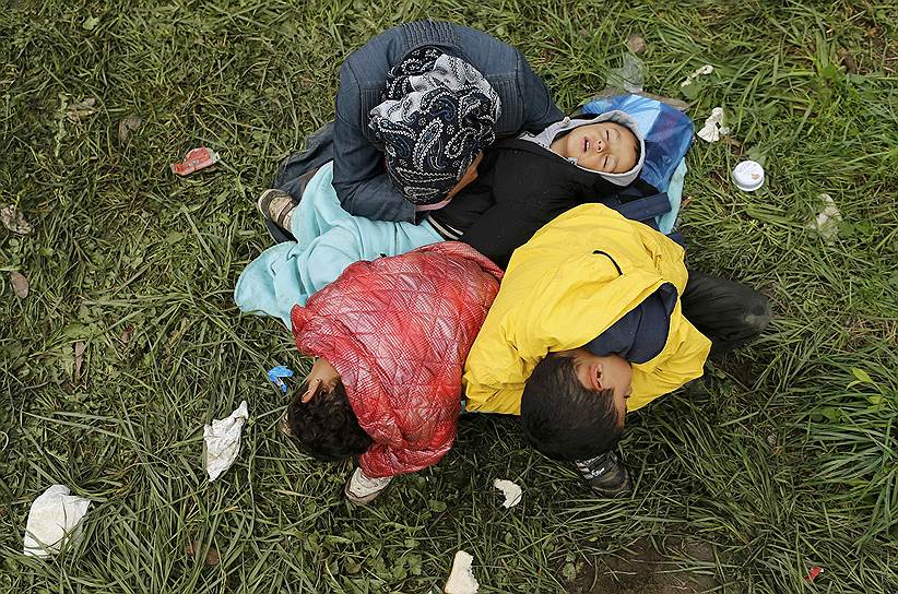 Ригонце, Словения. Семья мигрантов, отдыхающая после пересечения границы с Хорватией