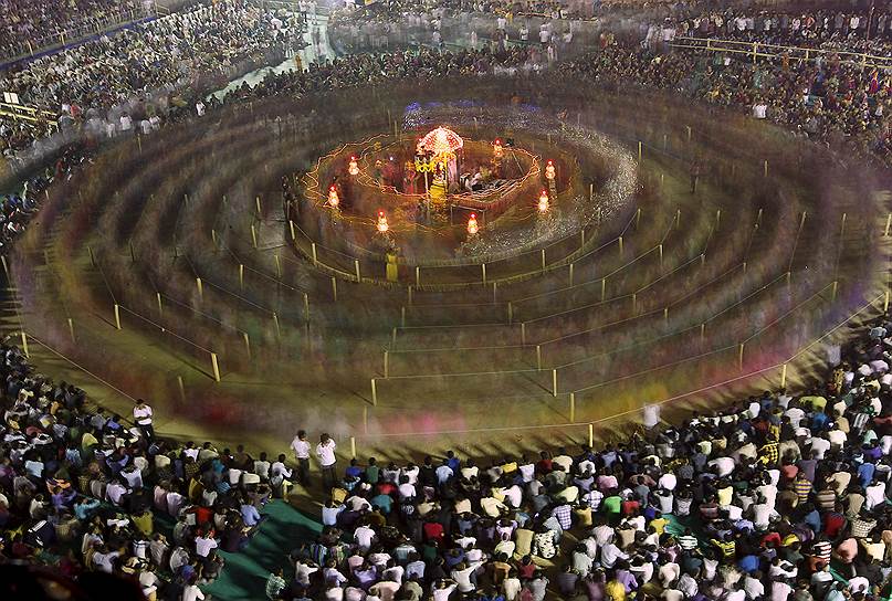 Сурат, Индия. Традиционный танец «гарба», исполняемый верующими во время праздника Навратри