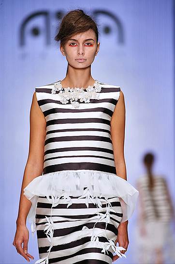 XXX сезон &quot;Mercedes-Benz Fashion Week Russia 2015&quot;. Модель во время показа одежды из коллекции дизайнера Ака Наниташвили (Грузия) в ЦВЗ &quot;Манеж&quot;