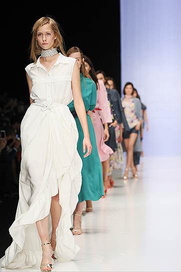 XXX сезон &quot;Mercedes-Benz Fashion Week Russia 2015&quot;. Модели во время показа одежды из коллекции дизайнера Александра Рогова в ЦВЗ &quot;Манеж&quot;