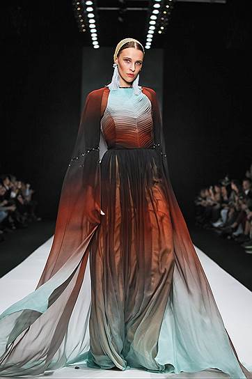 XXX сезон &quot;Mercedes-Benz Fashion Week Russia 2015&quot;. Модель во время показа одежды из коллекции ARAIDA в ЦВЗ &quot;Манеж&quot;