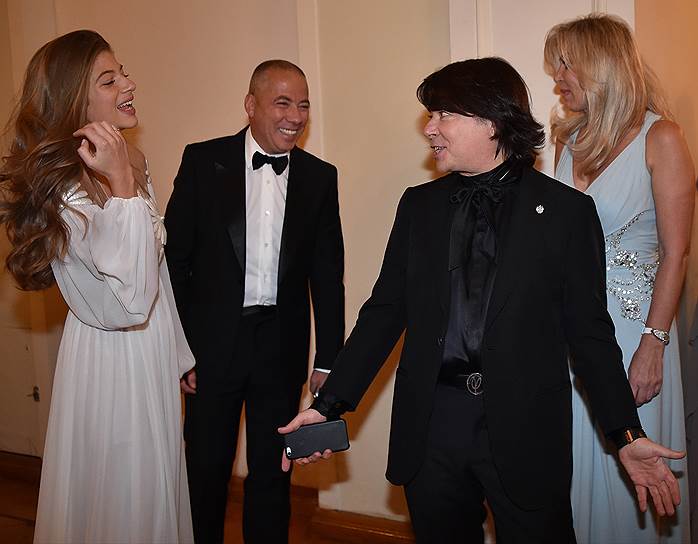 Аркадий Новиков привел на «Бал дебютанток» журнала Tatler дочь Сашу, а модельер Валентин Юдашкин — жену Марину