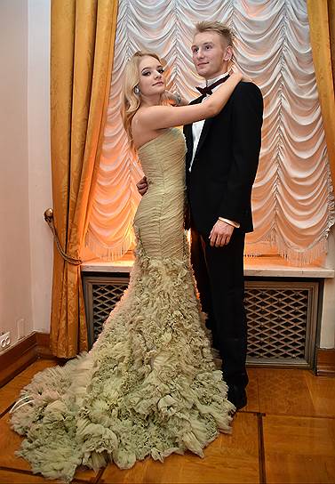 Дочь пресс-секретаря президента России Дмитрия Пескова, 17-летняя Елизавета объявила о помолвке с ровесником Юрием Мещеряковым прямо на балу. 