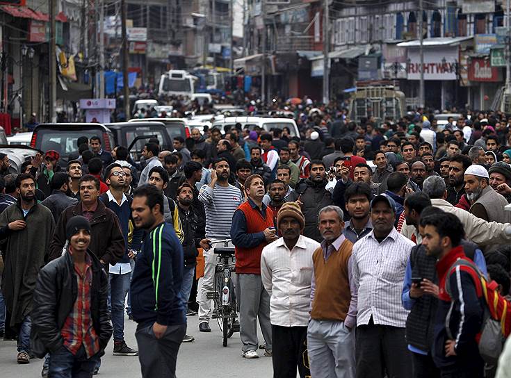 Шринагар, Индия. Люди, вышедшие на улицу после землетрясения
