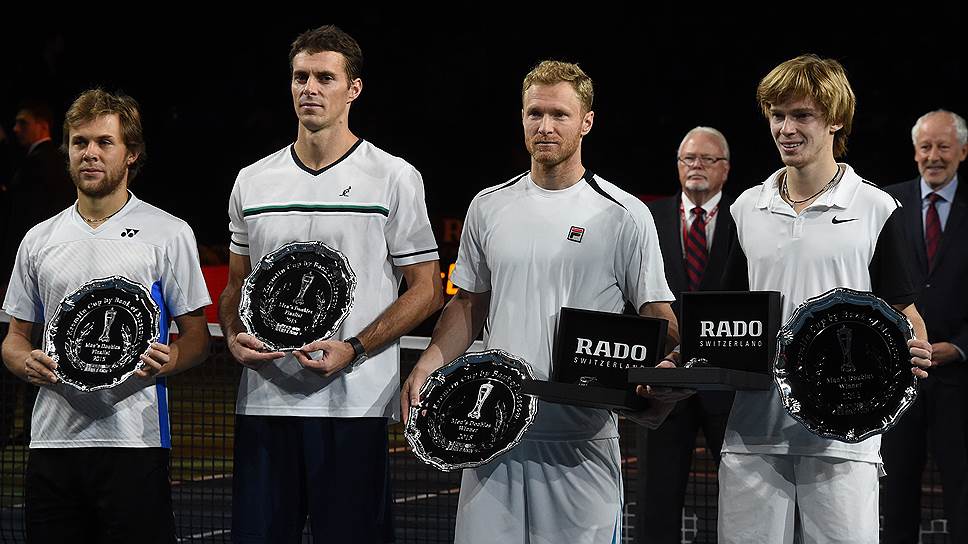 Слева направо: молдавский теннисист Раду Албот, чешский теннисист Франтишек Чермак, российские теннисисты Дмитрий Турсунов и Андрей Рублев во время церемонии награждения