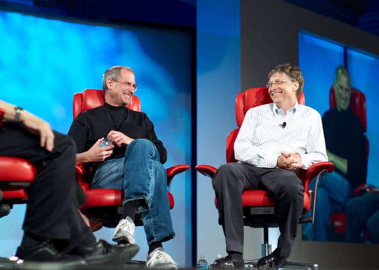 С другим легендарным бизнесменом — основателем Apple Стивом Джобсом — Гейтса связывали противоречивые отношения. «Если бы он в молодости принимал кислоту или пожил в ашраме, научился бы шире смотреть на вещи!» — сказал однажды о Гейтсе Джобс. Глава Microsoft, в свою очередь, считал Джобса странным и
испорченным человеком. Несмотря на то, что они возглавляли конкурирующие корпорации, а их достижения часто сравнивали, впоследствии их взаимоотношения переросли в дружеские