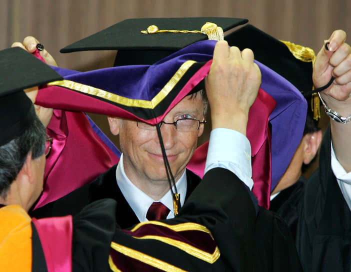 Несмотря на то, что в 1975 году Билл Гейтс был исключен из Гарвардского университета, диплом он все-таки получил. Решение о вручении диплома приняла администрация университета в июне 2007 года. Один из бывших одногруппников Гейтса Стив Балмер с января 2000 года по февраль 2014-го являлся исполнительным директором Microsoft
