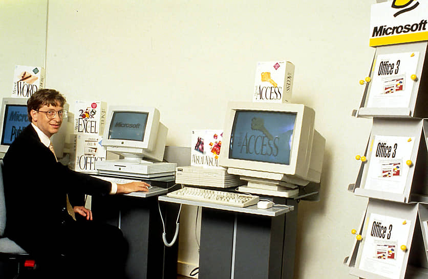 В 19 лет Билл Гейтс поступил на юридический факультет  Гарвардского университета, но так его и не закончил — учеба мешала программированию. Однако университетские годы оказались полезными в плане знакомств: в Гарварде Гейтс сдружился со Стивом Балмером, который впоследствии стал генеральным директором Microsoft