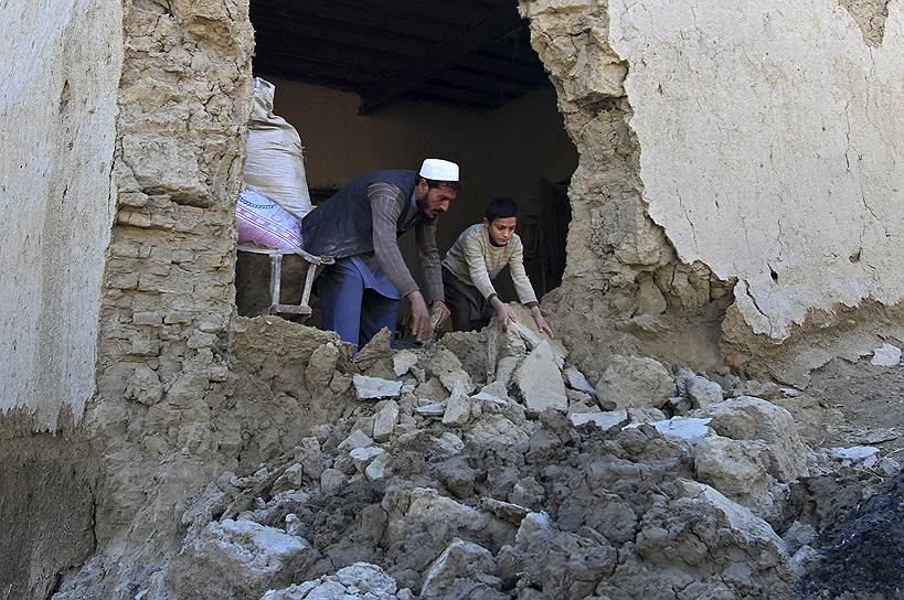 26 октября. В Афганистане произошло землетрясение магнитудой 7,5 