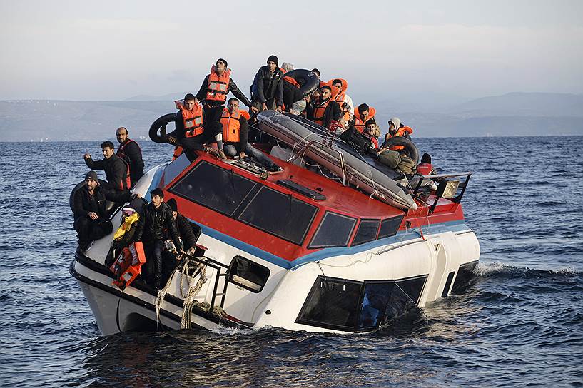 Лесбос, Греция. Мигранты на борту терпящего бедствие небольшого судна
