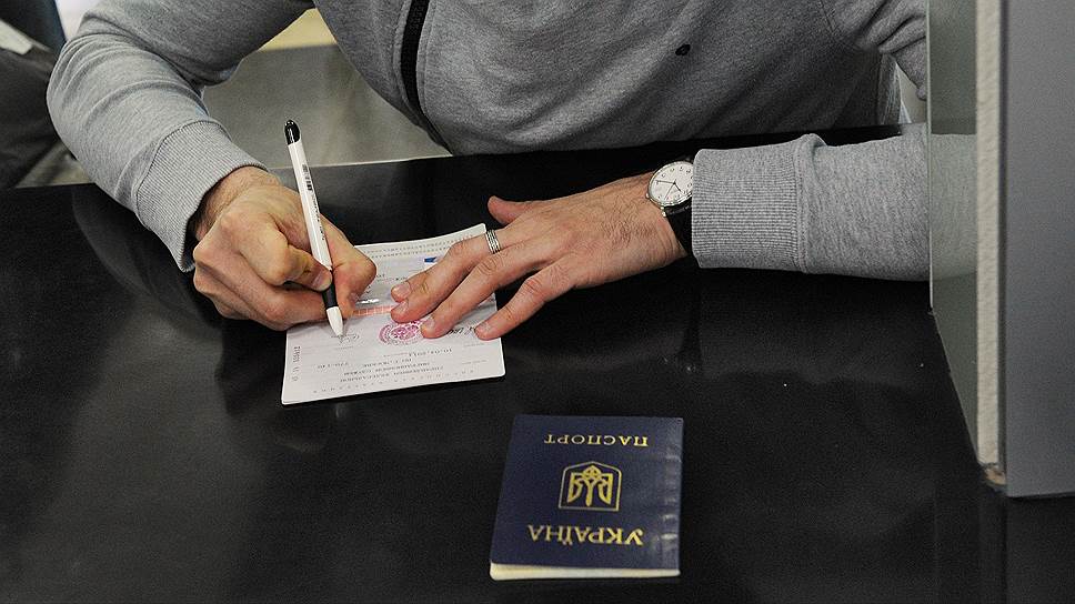 Как для граждан Украины отменили льготный режим пребывания на территории России