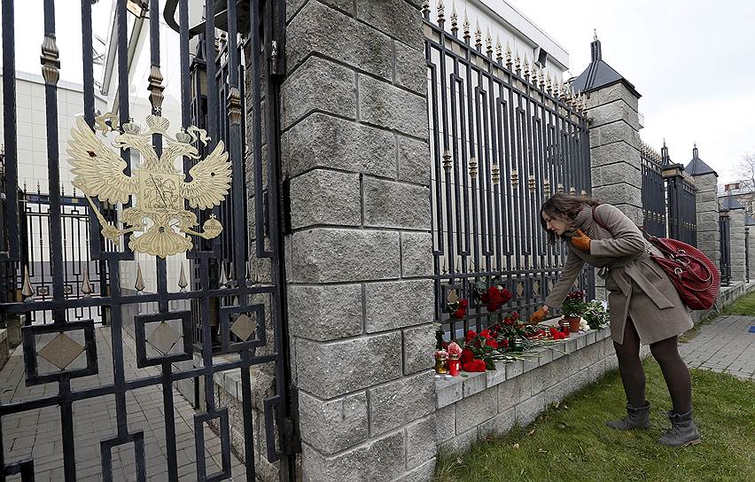 Люди несут цветы к посольству России в Белоруссии в память о погибших при крушении самолета в Египте 31 октября, Минск. 
