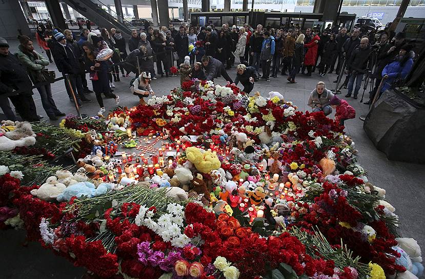 Люди несут цветы в аэропорт Пулково, куда должен был прилететь разбившийся в Египте самолет