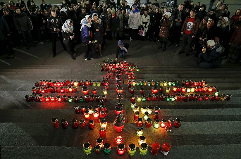 Москва. Люди собрались почтить память погибших в авиакатастрофе у храма Христа Спасителя