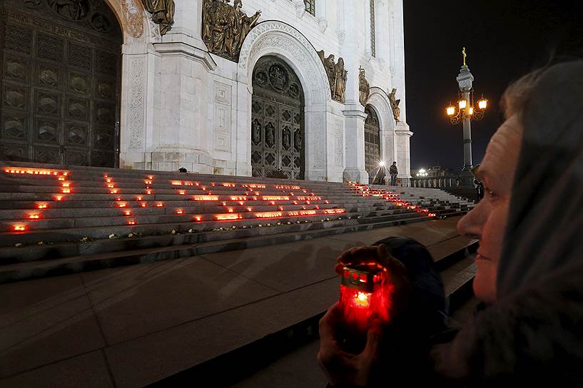 Москва. Люди собрались почтить память погибших в авиакатастрофе у храма Христа Спасителя