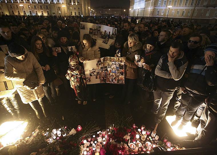 Цветы, свечи и памятные мероприятия в память о жертвах авиакатастрофы Airbus A321 на Дворцовой площади в Санкт-Петербурге