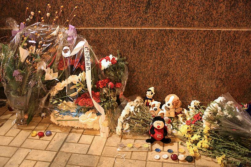 Каир. Игрушки и цветы у посольства России