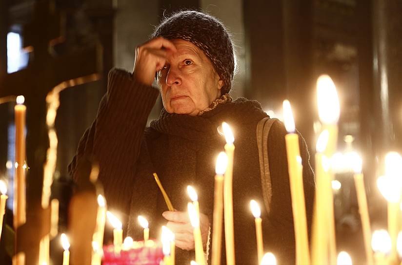 Женщина в храме в Санкт-Петербурге в день траура по погибшим при крушении самолета в Египте