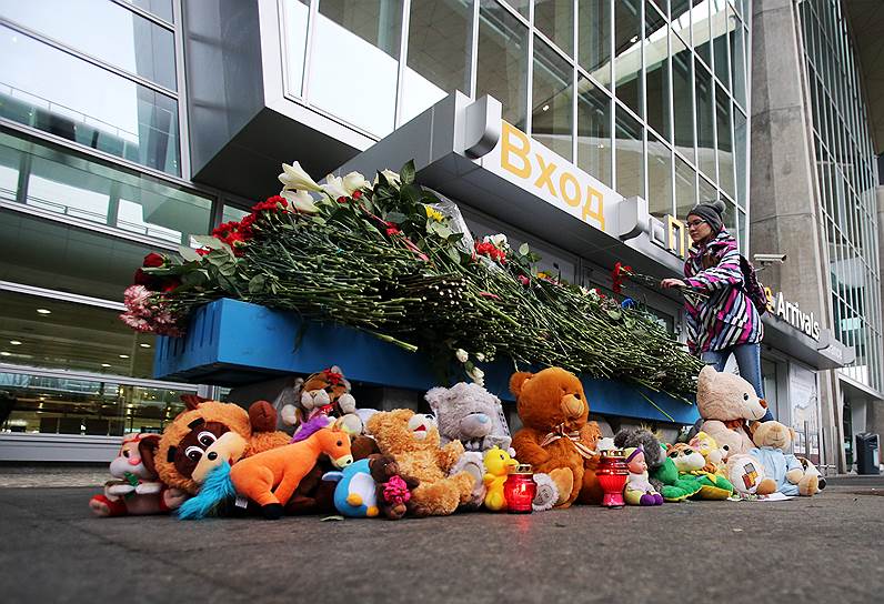 Цветы и игрушки у входа в Пулково в память о жертвах крушения самолета в Египте