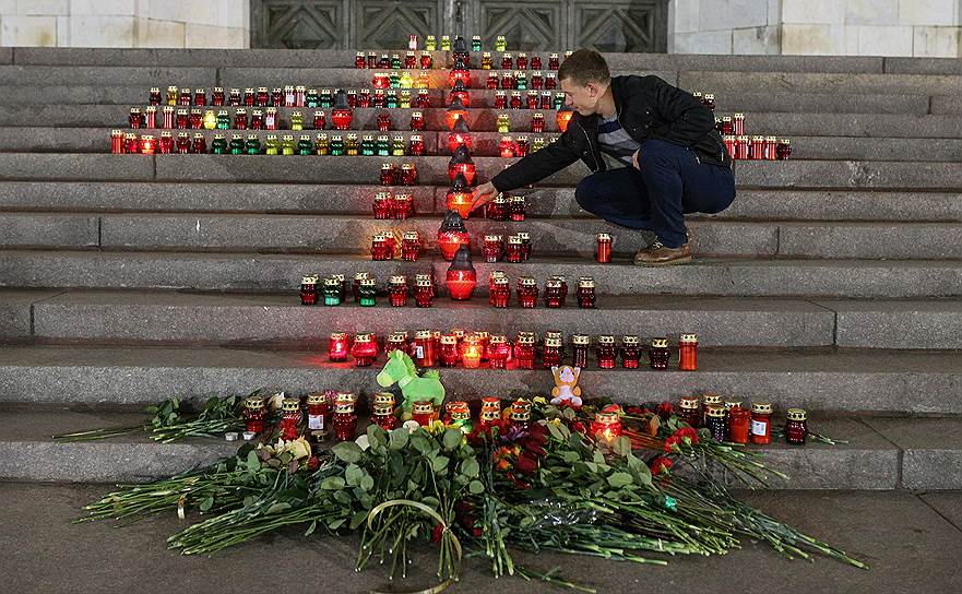 Цветы и свечи у храма Христа Спасителя в память о пассажирах разбившегося самолета Airbus 321