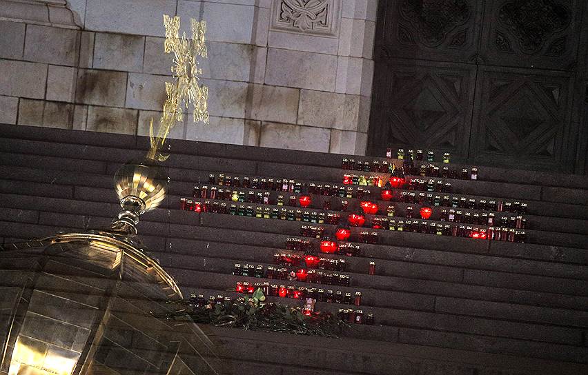 Цветы и свечи у храма Христа Спасителя в память о пассажирах разбившегося самолета Airbus 321