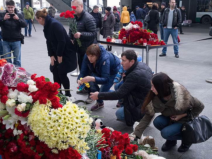 Цветы в Пулково в память о жертвах крушения самолета в Египте