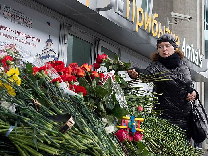 В аэропорт Пулково приносят цветы в память о жертвах авиакатастрофы в Египте