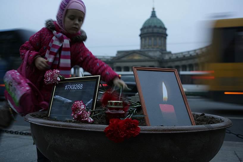 Санкт-Петербург, Россия, 1 ноября. Траур по погибшим в разбившемся самолете Airbus 321 