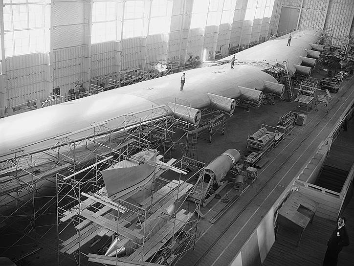 1947 год. Попытку подняться в воздух совершил самолет Hughes H-4 Hercules Spruce Goose с самым большим размахом крыльев (97,51 м)