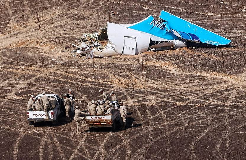 Синайский полуостров, Египет. Сотрудники египетских спецслужб на месте крушения пассажирского самолета Airbus 321 компании «Когалымавиа» (Metrojet)