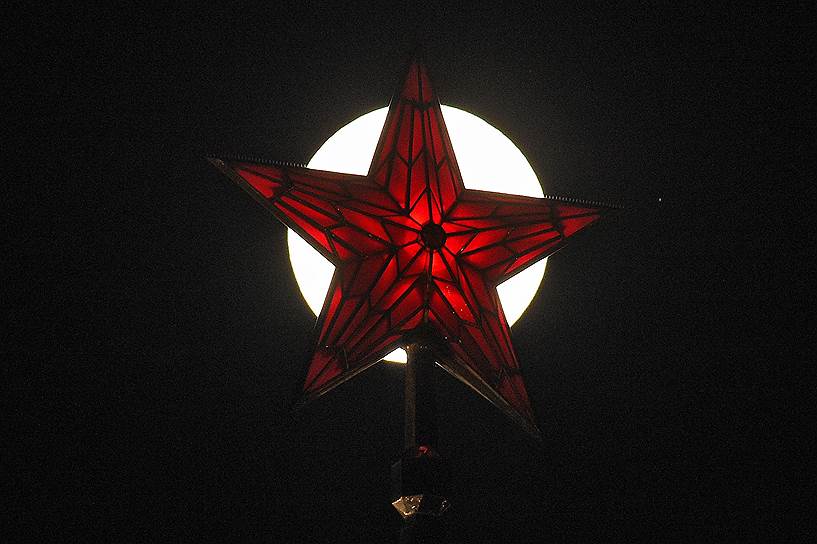 1937 год. На пяти башнях московского Кремля зажглись новые рубиновые звезды