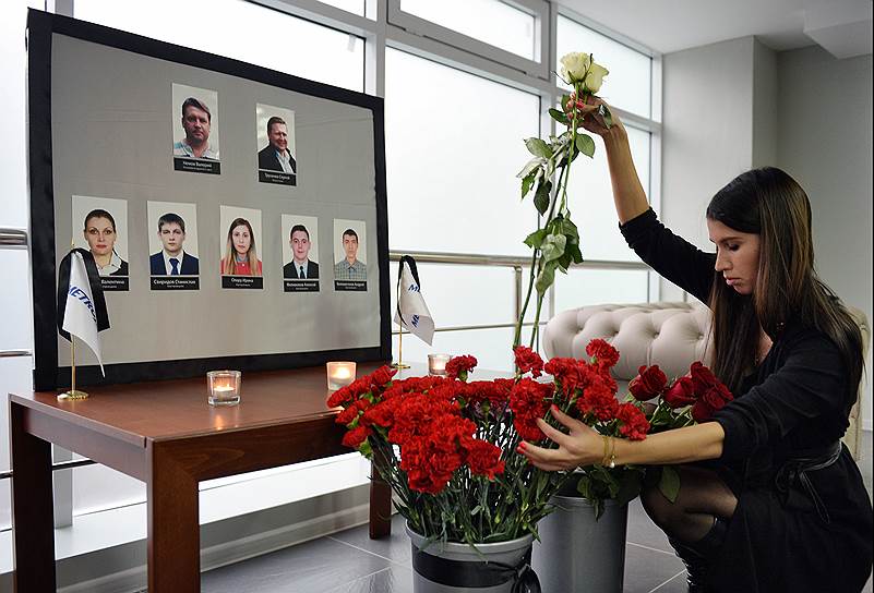 Москва, Россия. Траурная доска с портретами погибших членов экипажа самолета Airbus A321 в офисе авиакомпании «Когалымавиа»