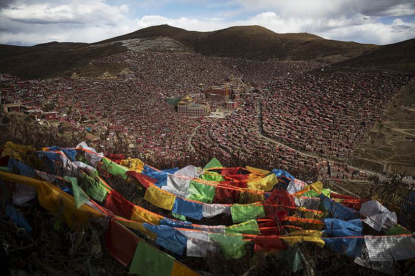 Ларунг, Китай. Вид на город вокруг крупнейшего института тибетского буддизма Ларунг Гар