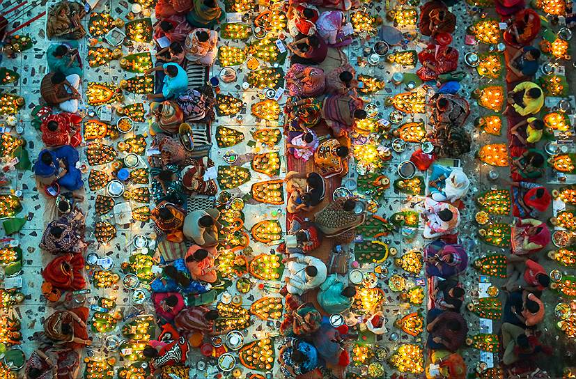 Дакка, Бангладеш. Индуисты во время молитвы в храме Локенат Брахмачари
