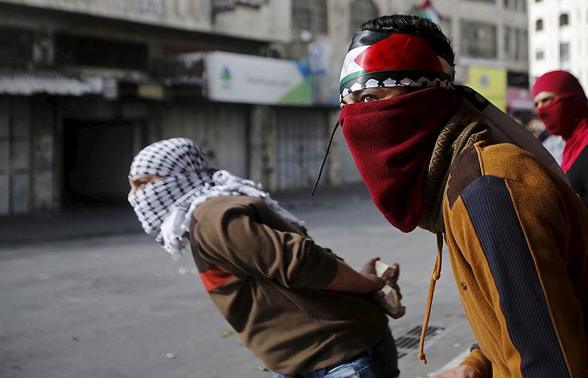 Хеврон, Палестина. Молодые люди во время столкновений с израильскими военными