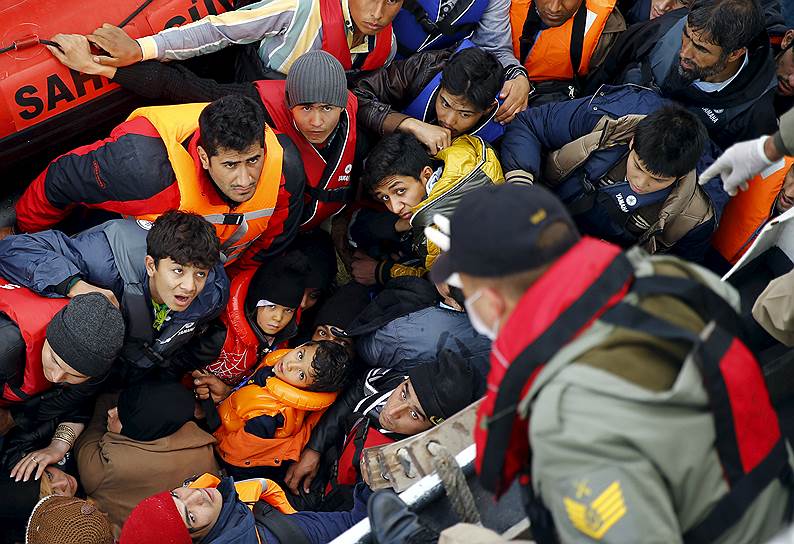 Чанаккале, Турция. Спасение мигрантов после неудачной попытки пересечь море на пути в Грецию