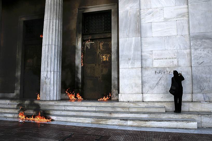 Афины, Греция. Двери Банка Греции, подожженные демонстрантами во время 24-часовой общей забастовки