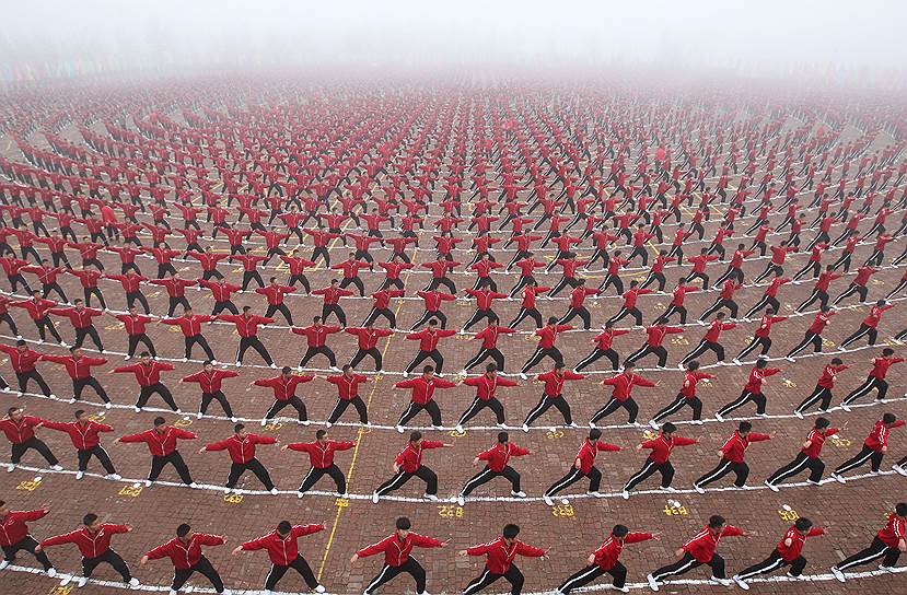 Дэнфэн, Китай. Ученики шаолиньской школы ушу во время церемонии, посвященной основанию футбольной команды