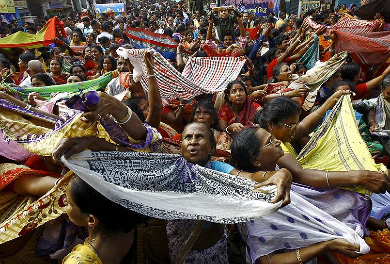 Калькутта, Индия. Верующие у храма ловят рис, разбрасываемый служителями храма во время праздника Аннакут
