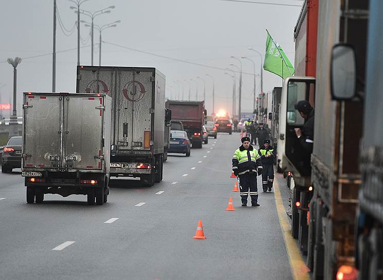 11 ноября. Водители фур устроили забастовку на трассе Москва—Крым