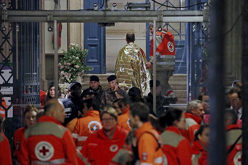 Теракты осуществили три скоординированные группы: подорвавшиеся у входов на стадион Stade de France смертники, боевики, расстрелявшие посетителей баров и ресторанов в центре Парижа, и террористы, захватившие заложников в концертном зале Bataclan 