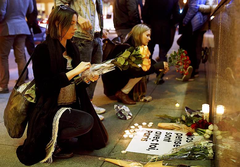 Люди несут цветы к стихийному мемориалу в Сан-Франциско