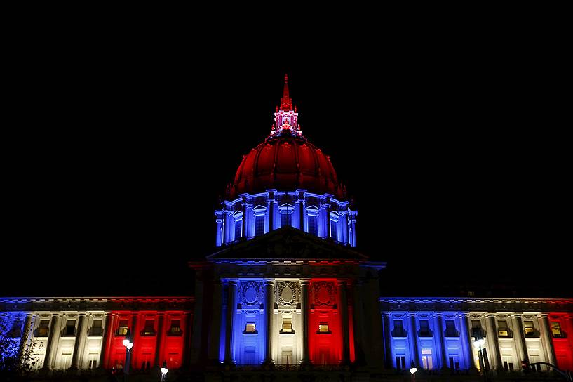 Здание мэрии Сан-Франциско подсвечено цветами флага Франции 