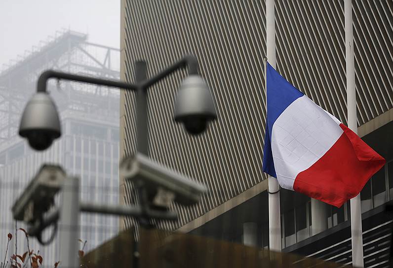 Приспущенный флаг у посольства Франции в Пекине