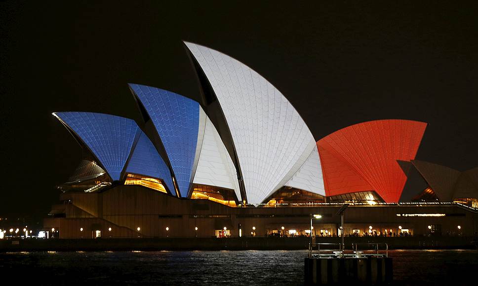 Здание Сиднейской оперы в цветах флага Франции