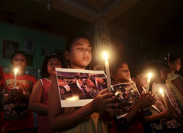 Ученики школы танцев в Агартале, Индия молятся в память о жертвах парижских терактов