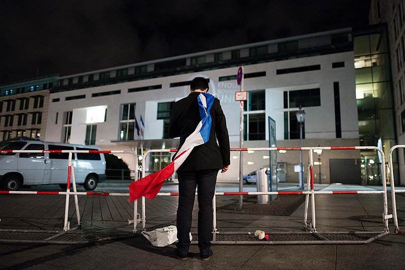 Мужчина у посольства Франции в Берлине