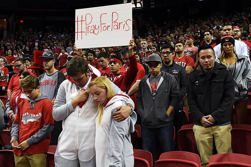 Зрители на баскетбольном матче в Лас-Вегасе почтили жертв трагедии минутой молчания